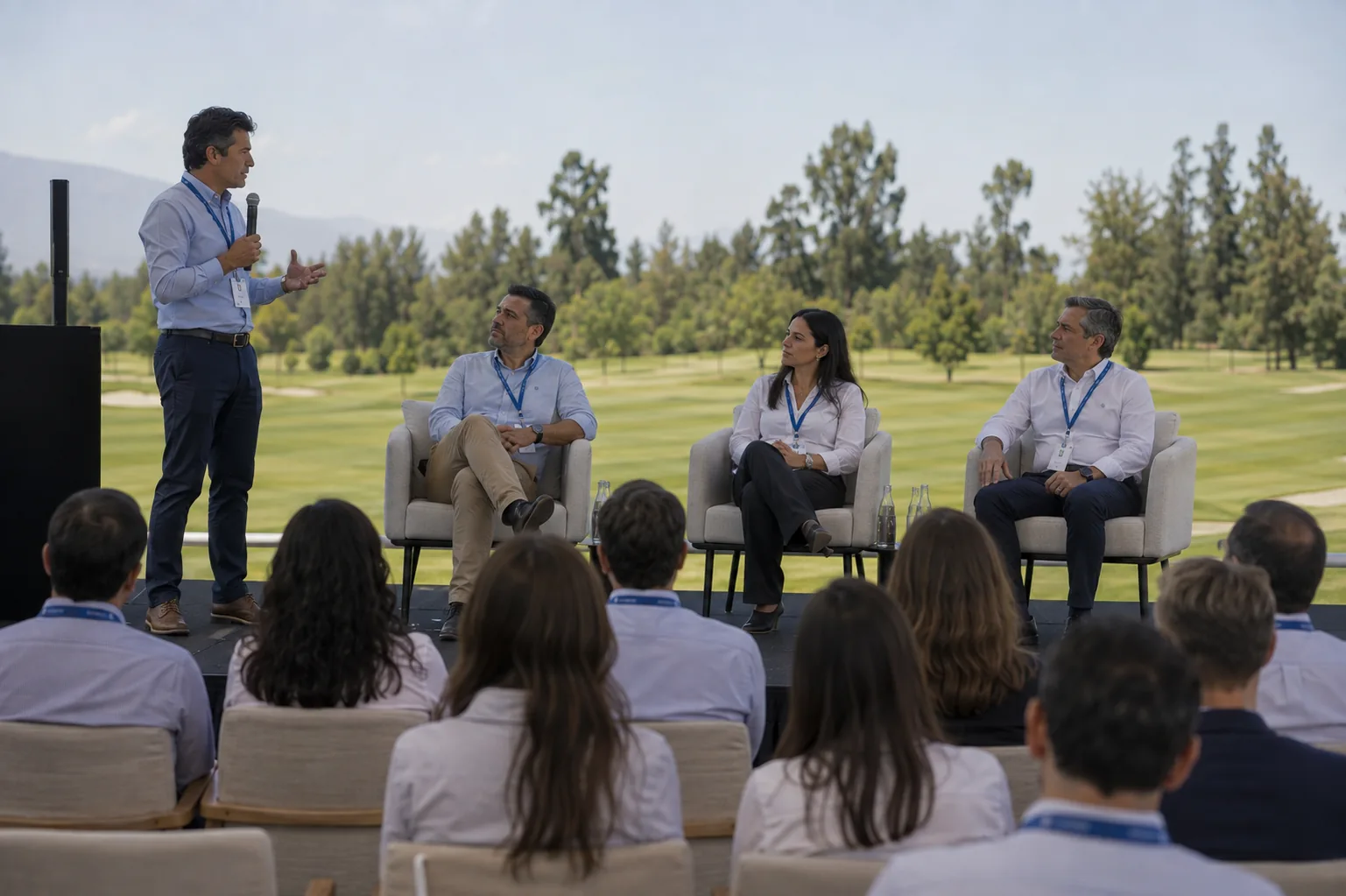 Panel de expositores frente a público
