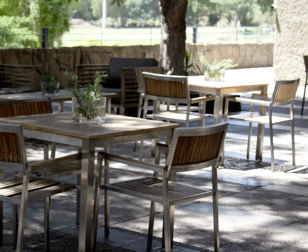 Terraza con mesas a la sombra