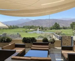 Terraza lounge con vista a la cordillera
