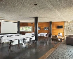 Sala de reuniones con pantalla