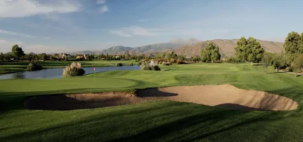 Cancha de golf con laguna y bunkers