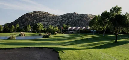 Fairway con cerro de fondo