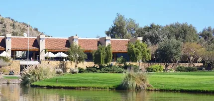 Casa club vista desde la laguna